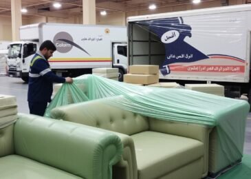 فريق متخصص في نقل عفش الرياض إلى وادي الدواسر يقوم بتغليف الأثاث بعناية