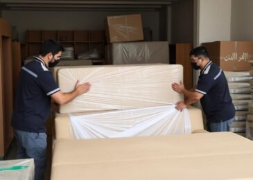 فريق محترف لنقل عفش الرياض إلى الدرعية يقوم بتغليف الأثاث بعناية