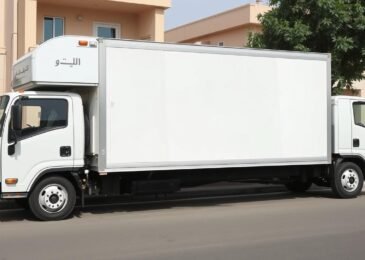 سيارة نقل عفش مغلقة تابعة للشركة العربية في أحد أحياء جدة