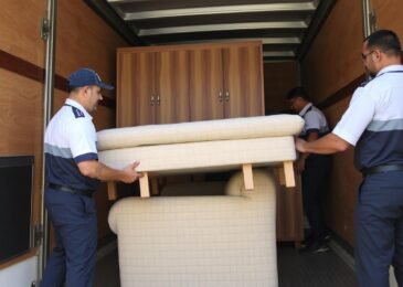 فريق الشركة العربية لنقل أثاث جدة أثناء عملية نقل احترافية