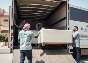 فريق الشركة العربية لنقل العفش في جدة يقوم بتحميل الأثاث بعناية