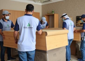 فريق الشركة العربية لنقل عفش بجدة أثناء عملية نقل احترافية