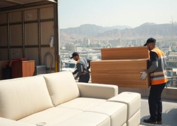 فريق متخصص في نقل عفش من مكة إلى الهدا يقوم بتحميل الأثاث بعناية