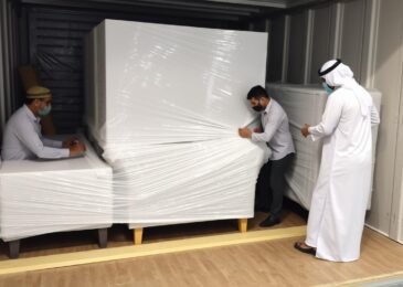 فريق متخصص في نقل عفش من مكة إلى تبوك يقوم بتغليف الأثاث بعناية