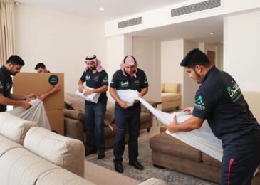 فريق نقل عفش داخلي داخل جدة مع خدمة التركيب يقوم بتغليف الأثاث بعناية