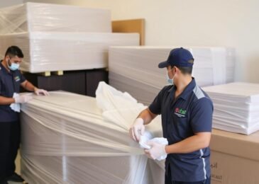 فريق نقل عفش في جدة يقوم بتغليف الأثاث بعناية