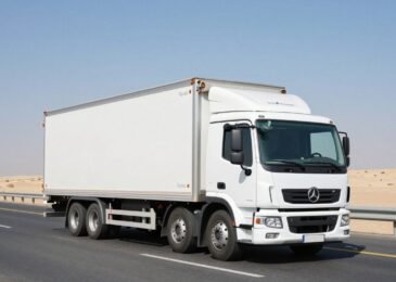 شاحنة نقل أثاث من الرياض إلى جدة على الطريق السريع