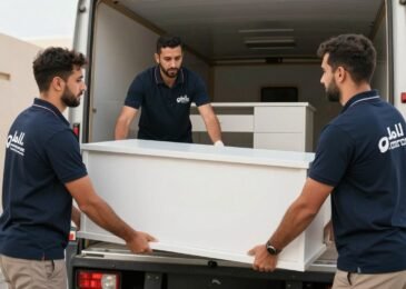 فريق شركة نقل عفش في جدة أثناء عملية نقل احترافية