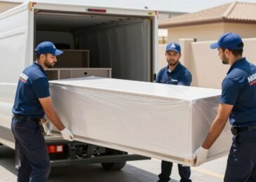 فريق متخصص في نقل أثاث بأسعار منافسة يقوم بتغليف وحمل الأثاث بعناية