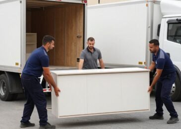 فريق محترف من شركة نقل اثاث في الدمام يقوم بنقل أثاث منزلي بعناية