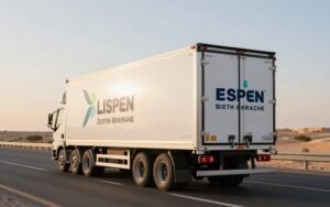 شاحنة نقل عفش حديثة على الطريق السريع بين مدن المملكة